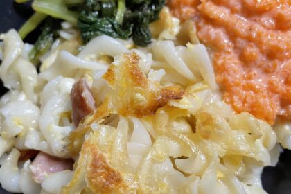 パスタのグラタンに野菜を添えてある