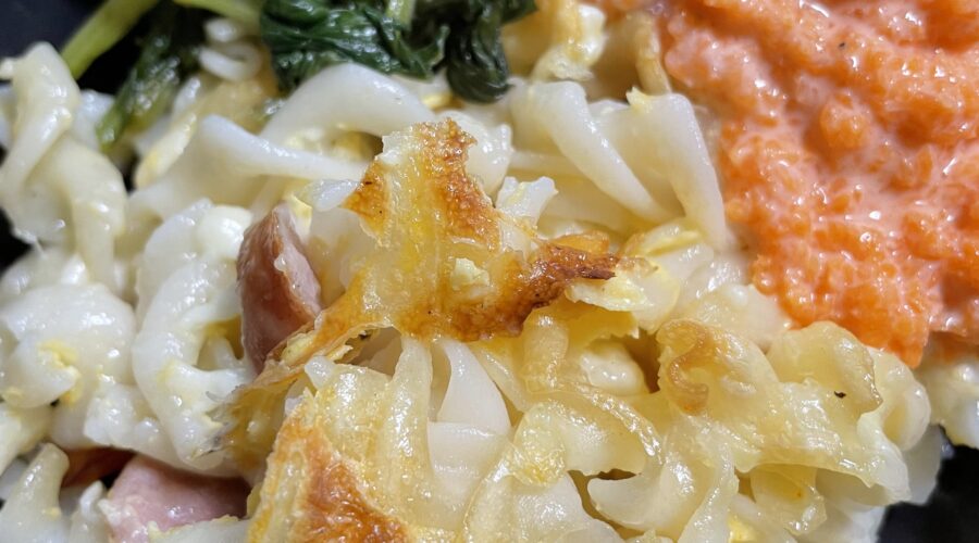 パスタのグラタンに野菜を添えてある